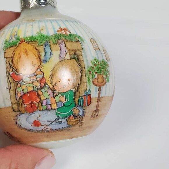 1988 Hallmark Betsey Clark “Home for Christmas” Glass Ornament – Collector’s Ser - Picture 4 of 6
